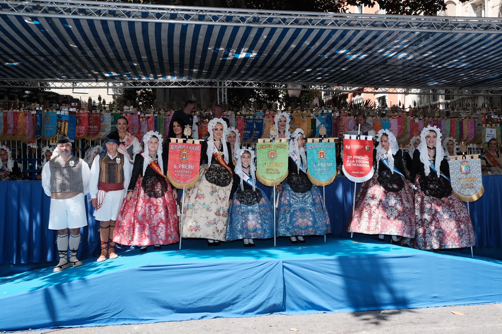 El desfile de la entrega de premios llena de color el centro de Alicante