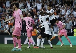 Jugadores del Valencia CF durante un partido del Espanyol