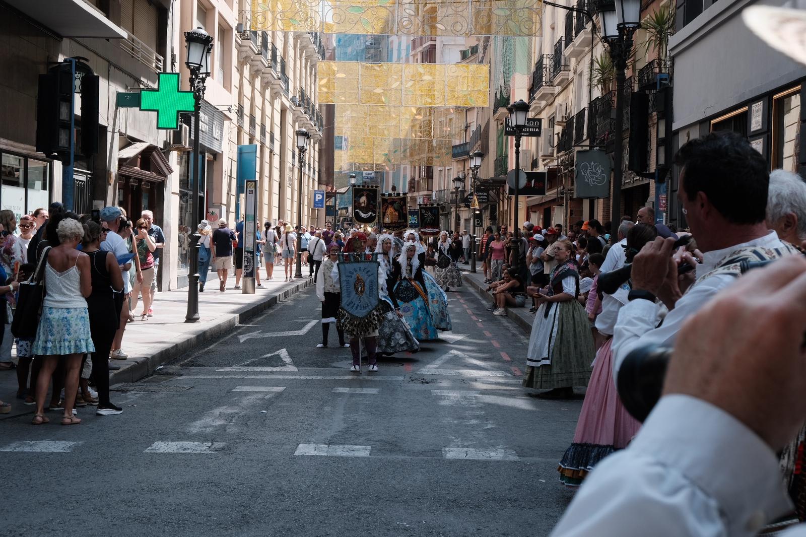 El desfile de la entrega de premios llena de color el centro de Alicante