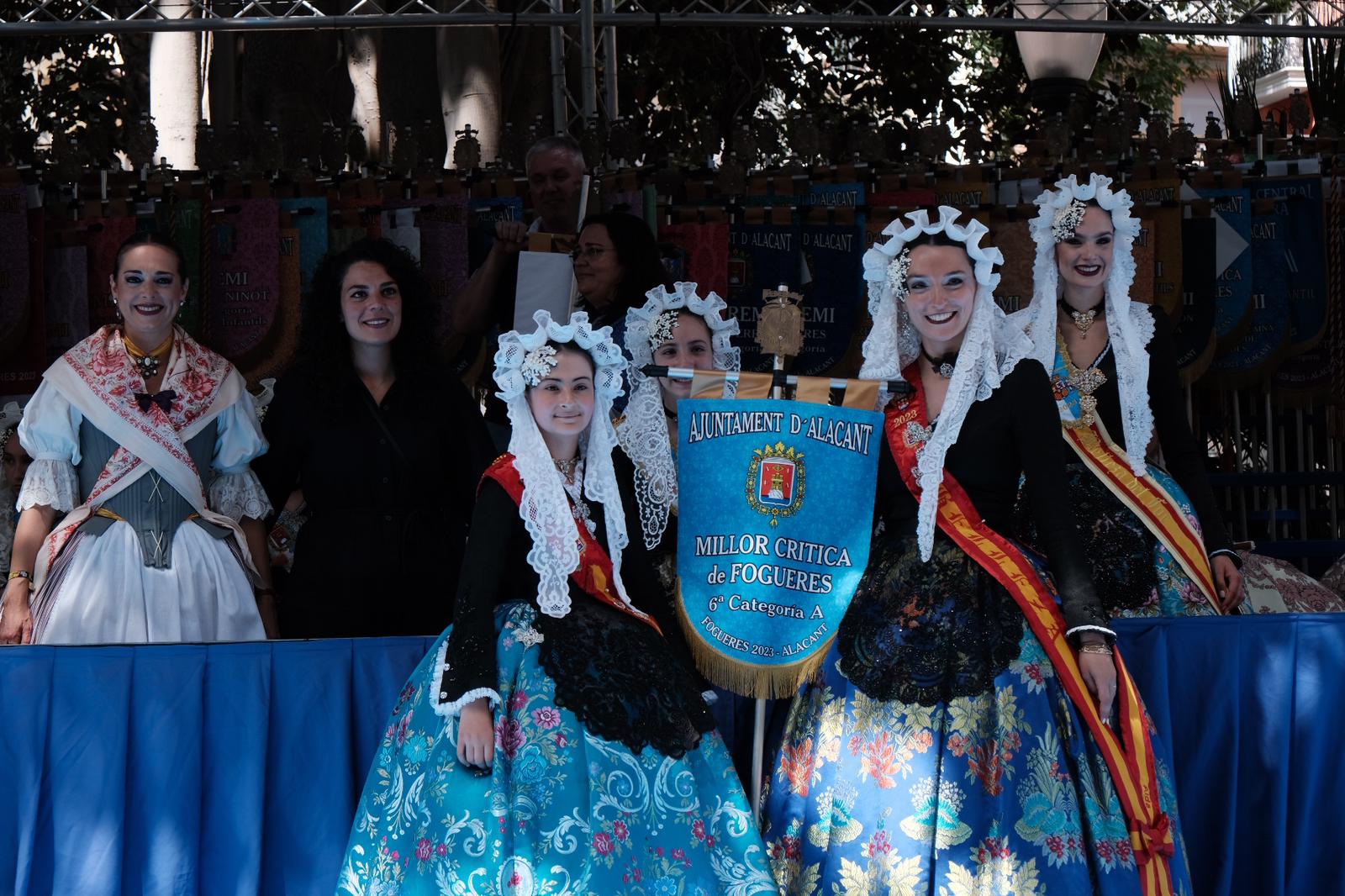 El desfile de la entrega de premios llena de color el centro de Alicante