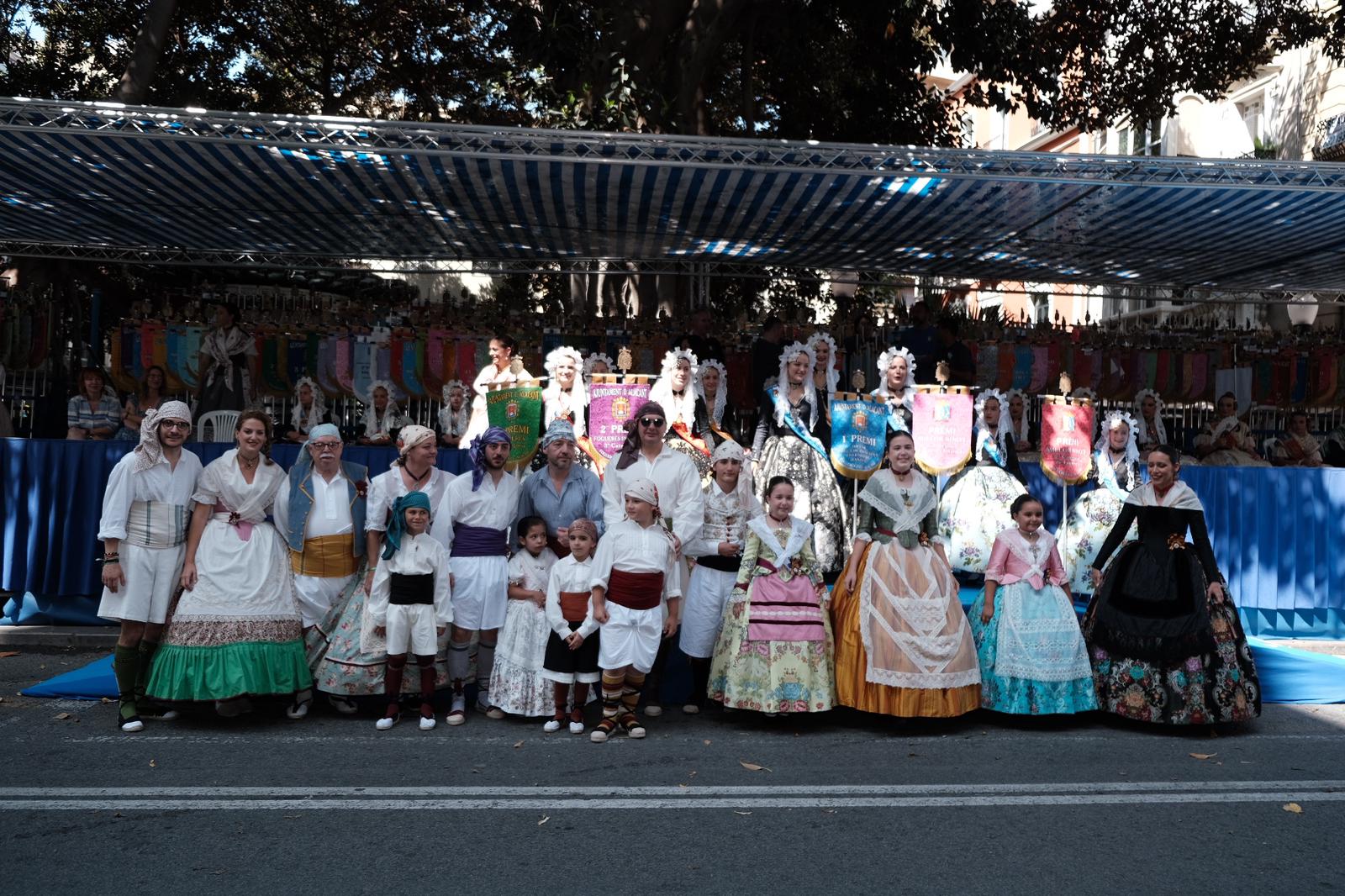 El desfile de la entrega de premios llena de color el centro de Alicante