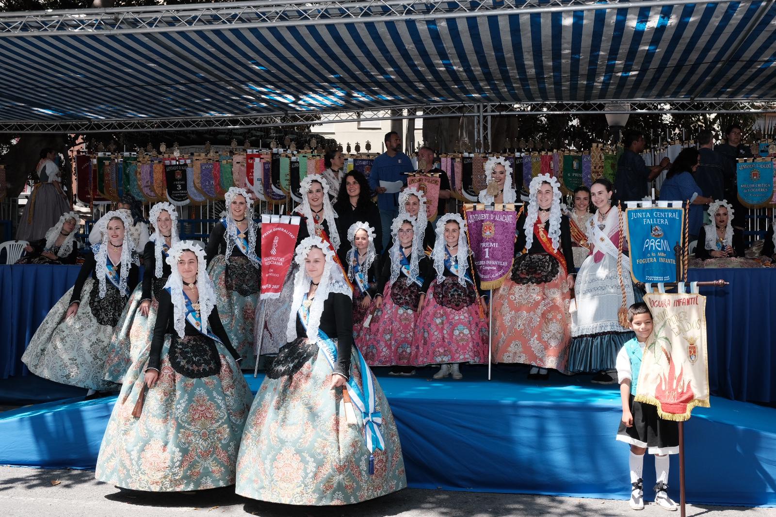 El desfile de la entrega de premios llena de color el centro de Alicante