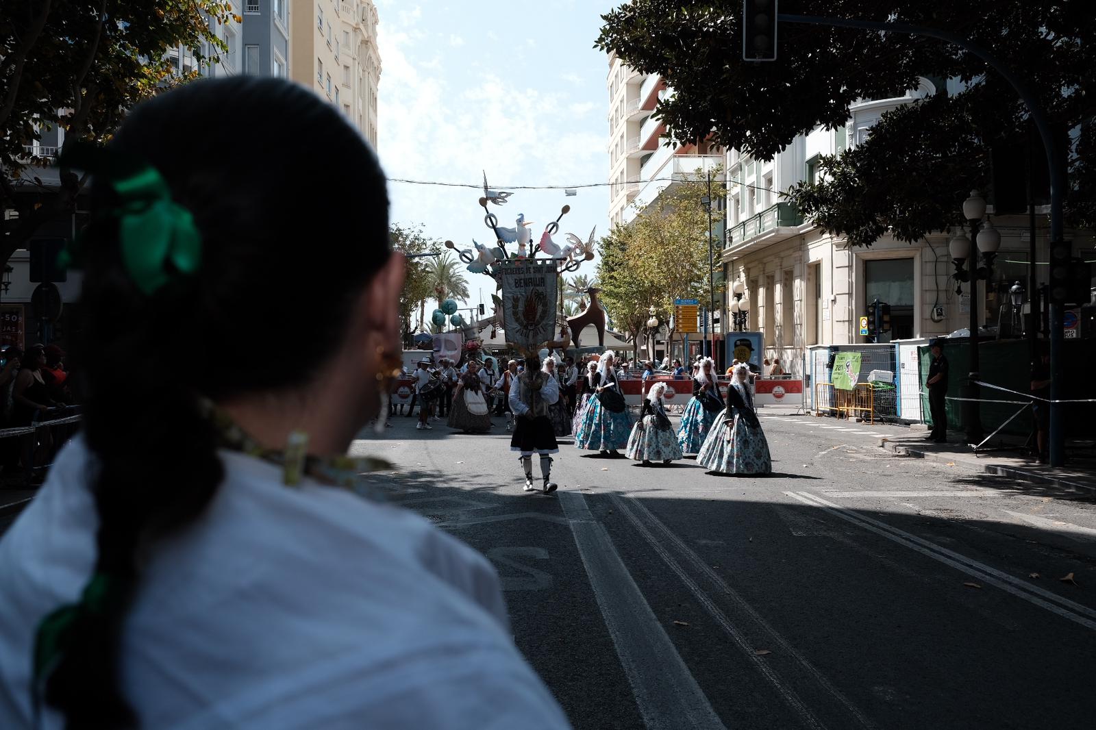 El desfile de la entrega de premios llena de color el centro de Alicante