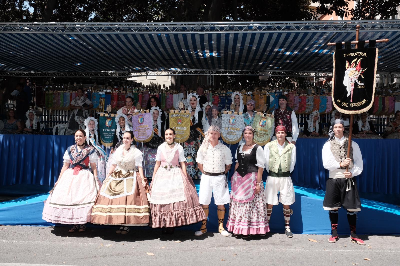 El desfile de la entrega de premios llena de color el centro de Alicante