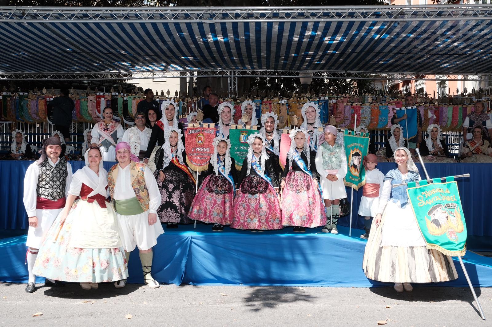 El desfile de la entrega de premios llena de color el centro de Alicante