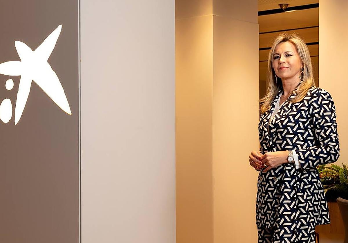 Olga García en una oficina de Caixabank