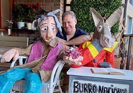 Andrés Pérez-Martorell con ninots de la hoguera que plantará en la playa.