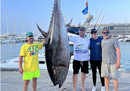 Félix y Cristina Sotos, Iván Rueda y José Quirós con su gran captura.