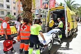 Sanitarios trabajan a pleno sol durante las Hogueras de Alicante.