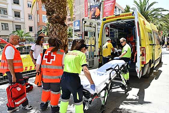 Sanitarios trabajan a pleno sol durante las Hogueras de Alicante.