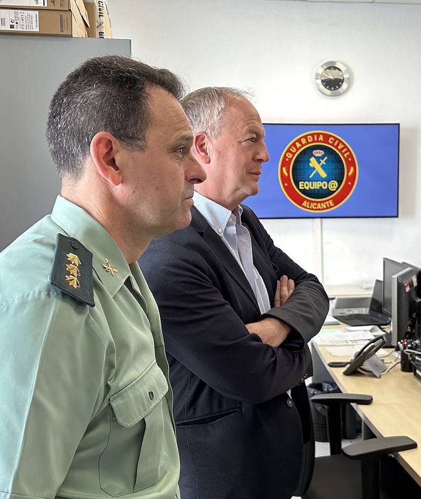 Imagen secundaria 2 - Visita del subdelegado del Gobierno en Alicante a la comandancia de la Guardia Civil. 