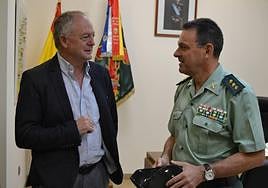 El subdelegado del Gobierno en Alicante, Carlos Sánchez, y el coronel jefe de la comandancia de la Guardia Civil, José Hernández.