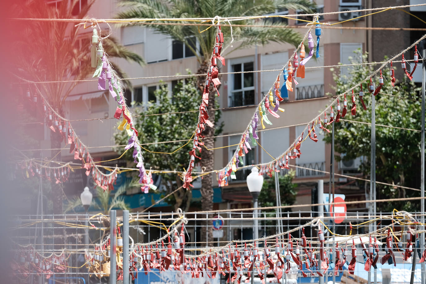 Estallido de la penúltima mascletà del concurso de Luceros en Hogueras
