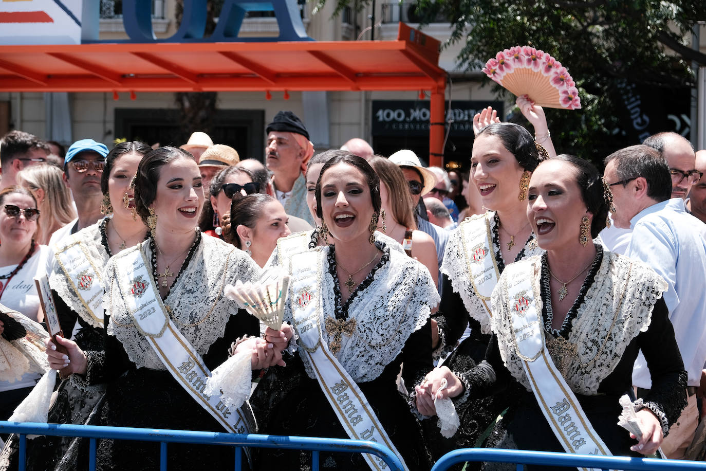 Estallido de la penúltima mascletà del concurso de Luceros en Hogueras