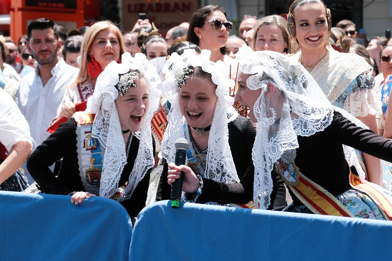Estallido de la penúltima mascletà del concurso de Luceros en Hogueras