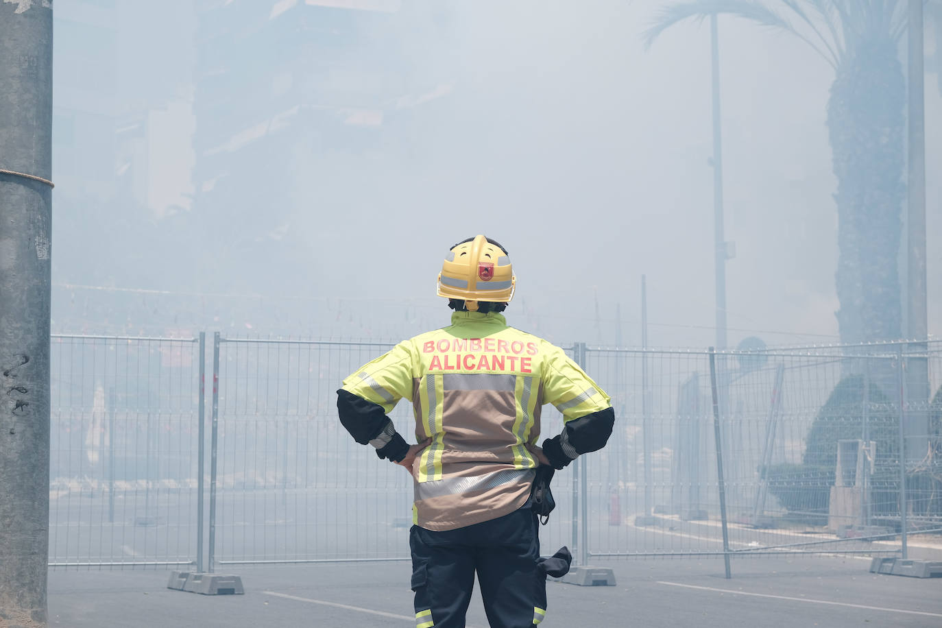 Estallido de la penúltima mascletà del concurso de Luceros en Hogueras