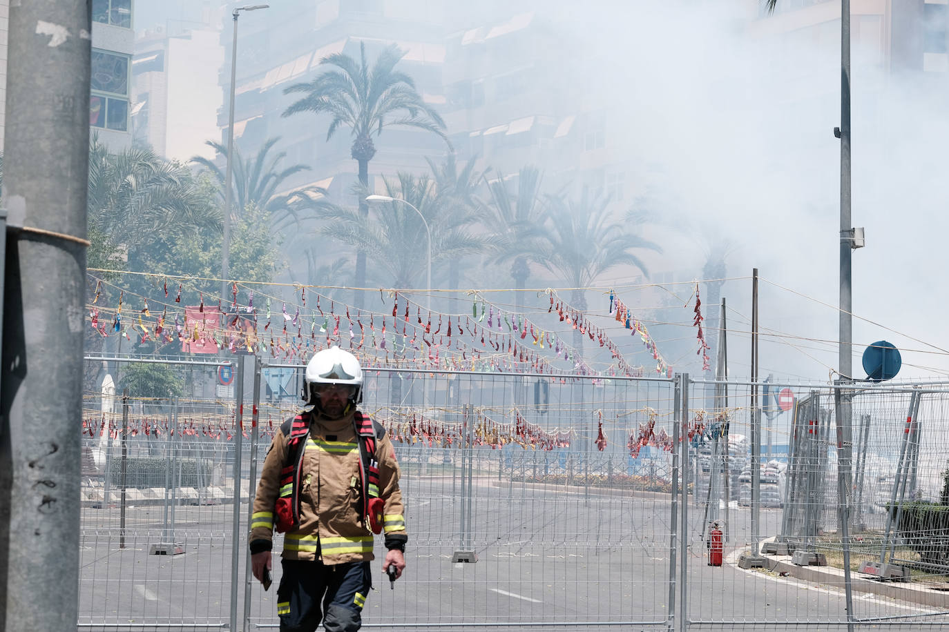 Estallido de la penúltima mascletà del concurso de Luceros en Hogueras