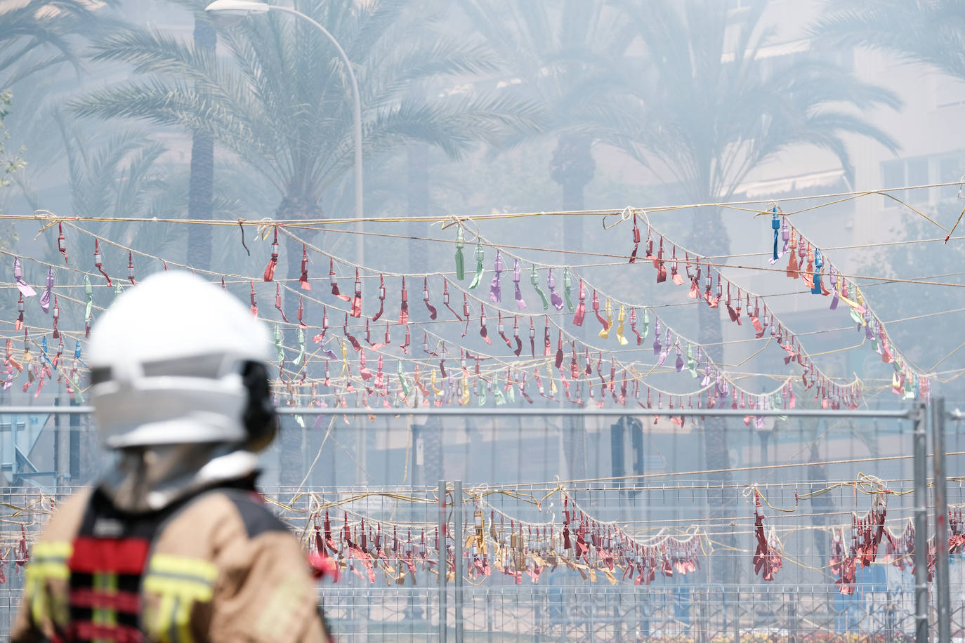 Estallido de la penúltima mascletà del concurso de Luceros en Hogueras