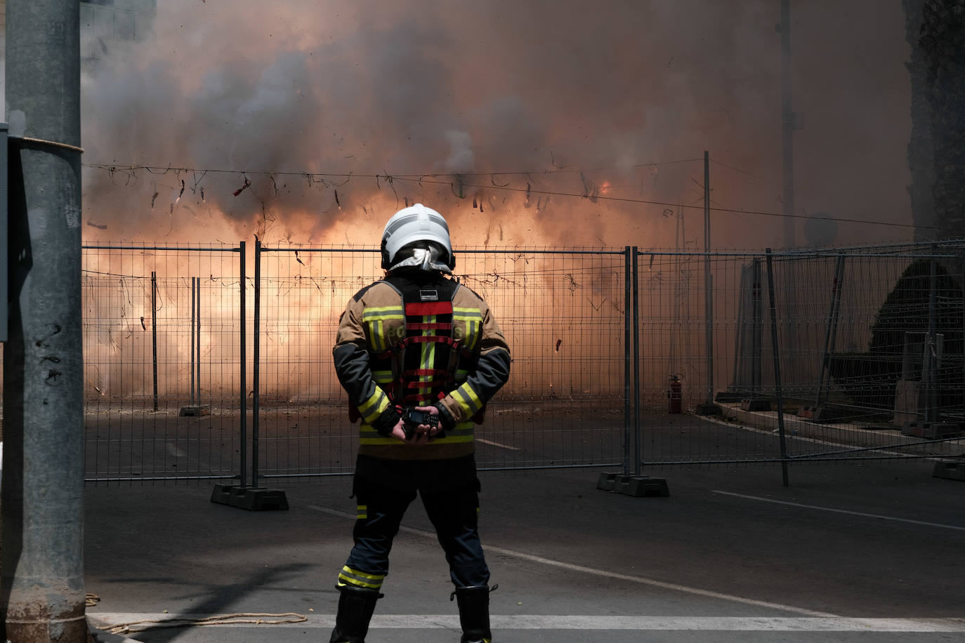 Estallido de la penúltima mascletà del concurso de Luceros en Hogueras