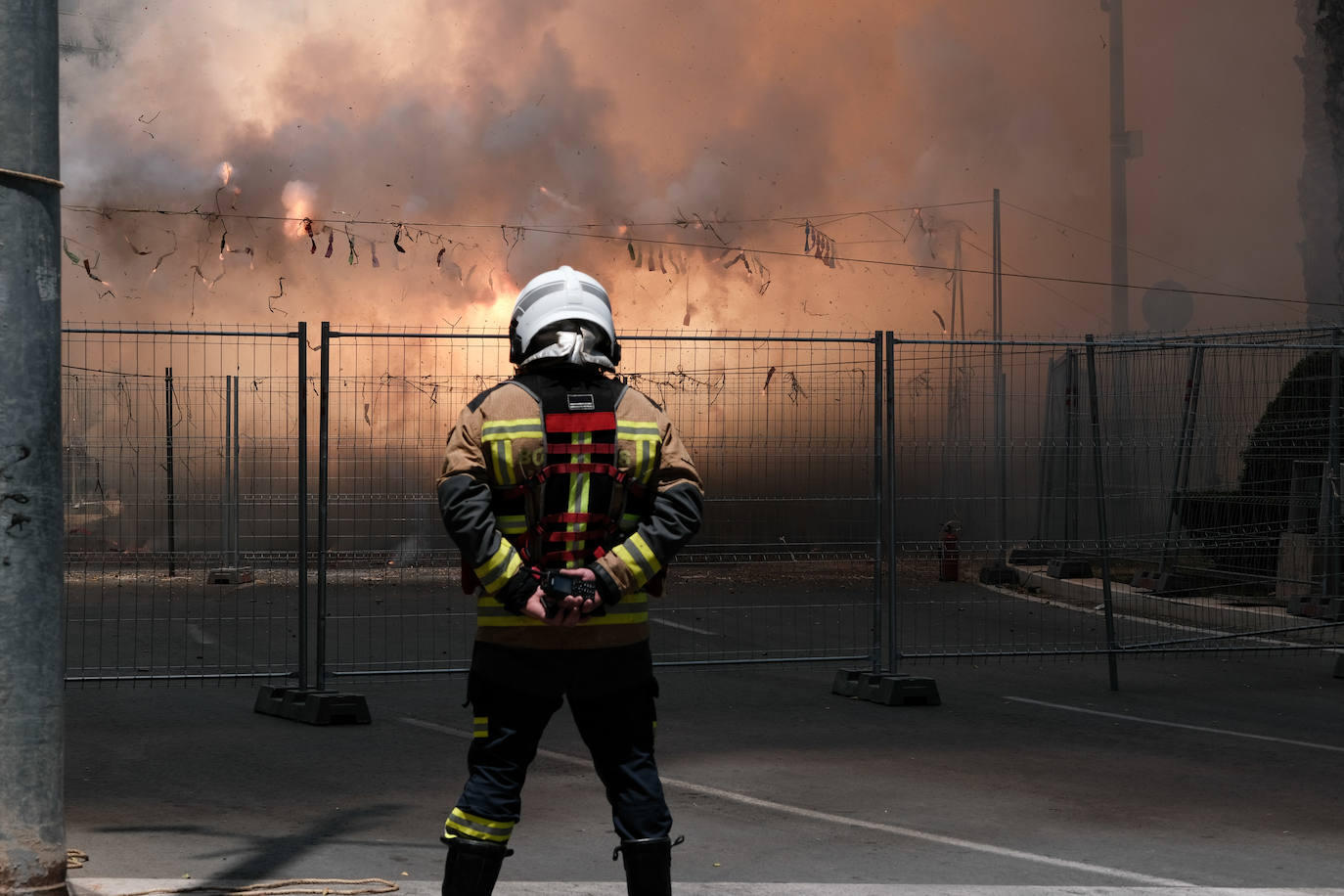 Estallido de la penúltima mascletà del concurso de Luceros en Hogueras