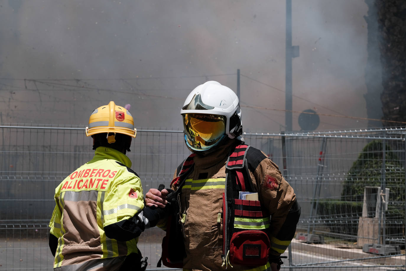 Estallido de la penúltima mascletà del concurso de Luceros en Hogueras