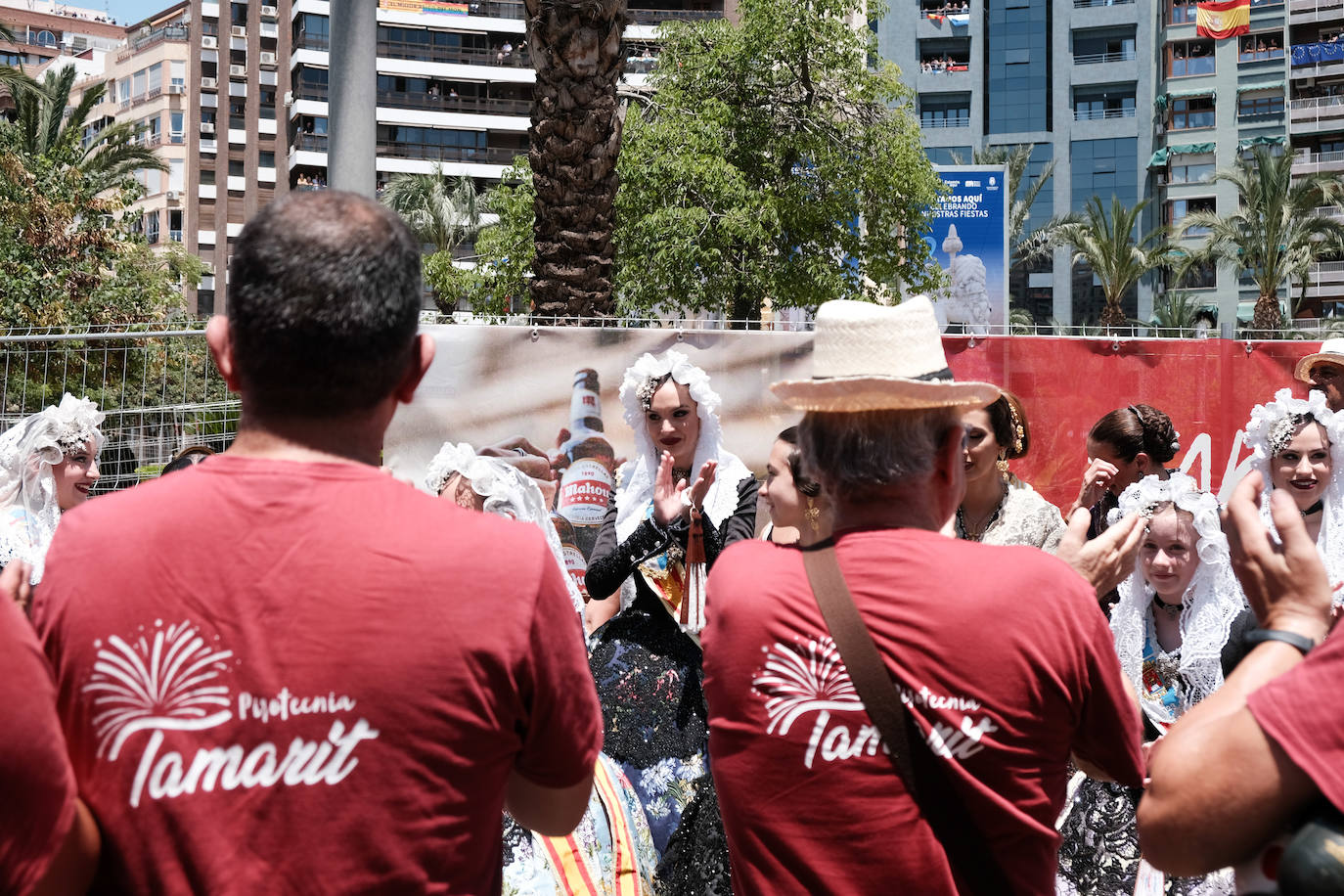 Estallido de la penúltima mascletà del concurso de Luceros en Hogueras