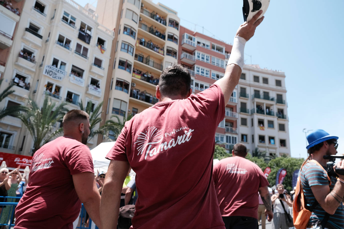 Estallido de la penúltima mascletà del concurso de Luceros en Hogueras