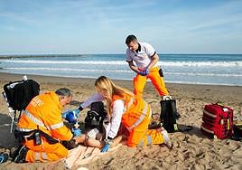 Un equipo de sanitario trata de reanimar a una bañista ahogado.