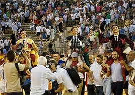 Tomás Rufo, El Juli y Roca Rey a su salida a hombros de la Plaza de Toros de Alicante.