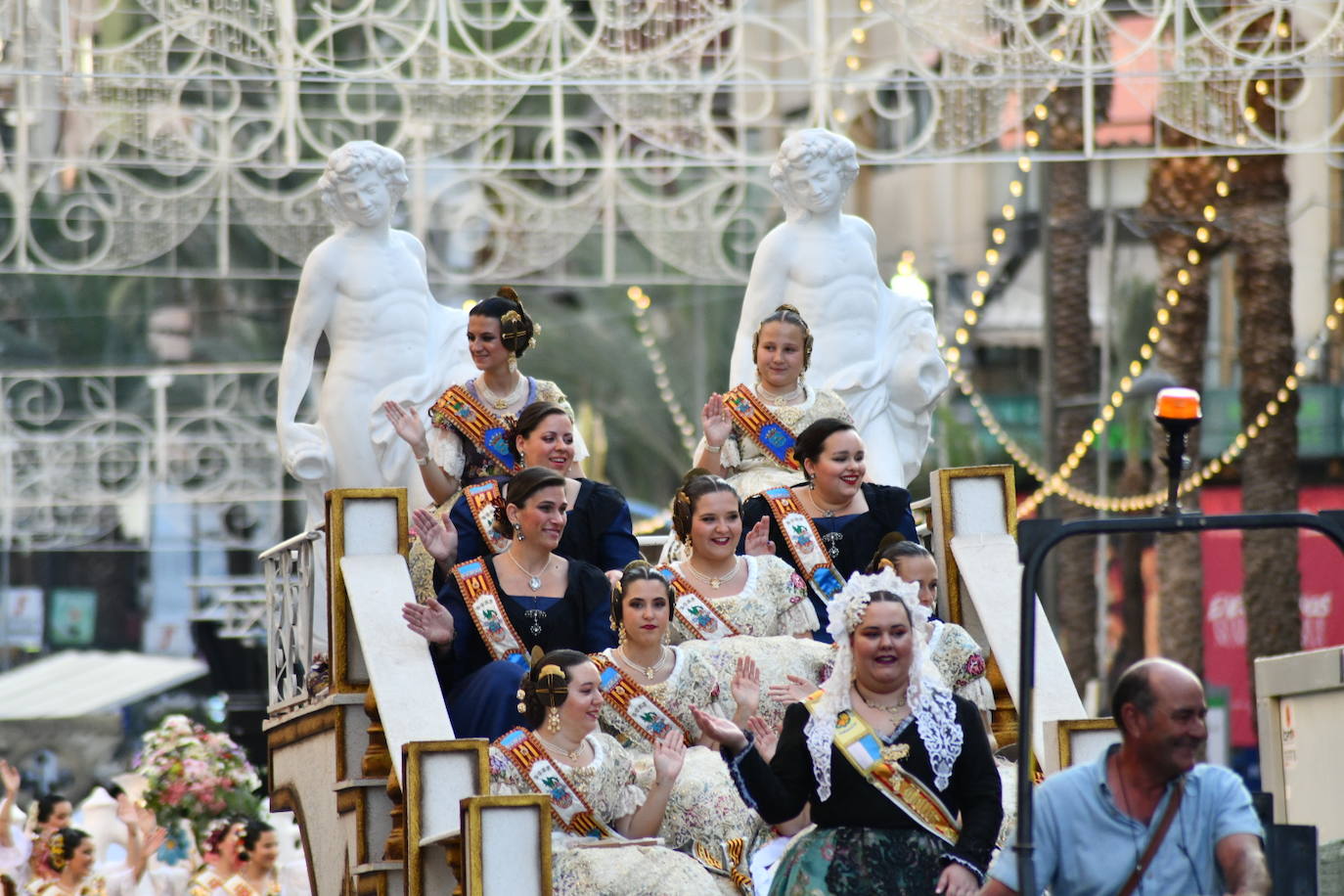 Música y arte del mundo en el Desfile Folclórico Internacional de Alicante