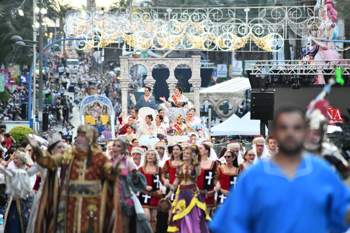 Música y arte del mundo en el Desfile Folclórico Internacional de Alicante