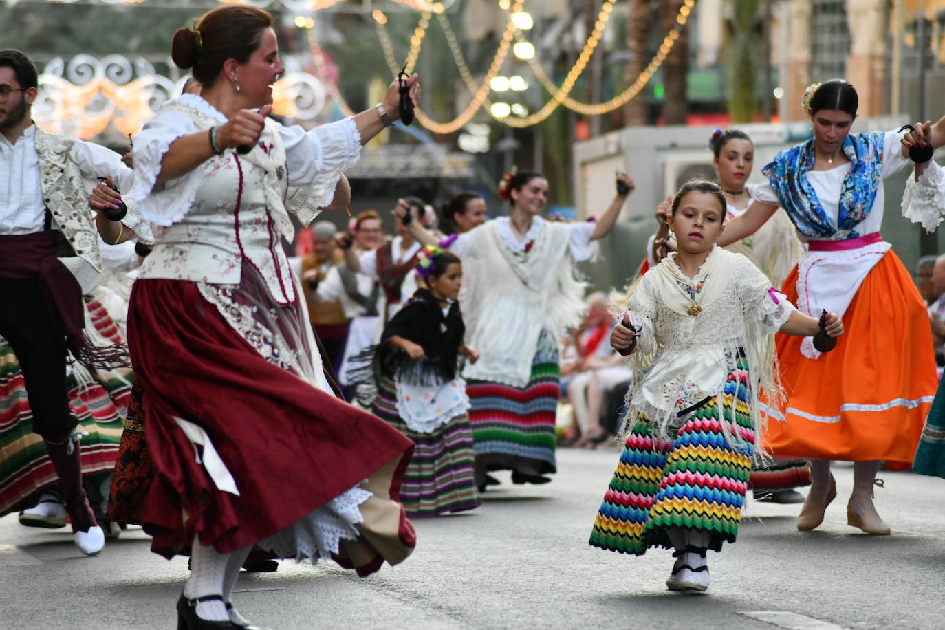 Música y arte del mundo en el Desfile Folclórico Internacional de Alicante