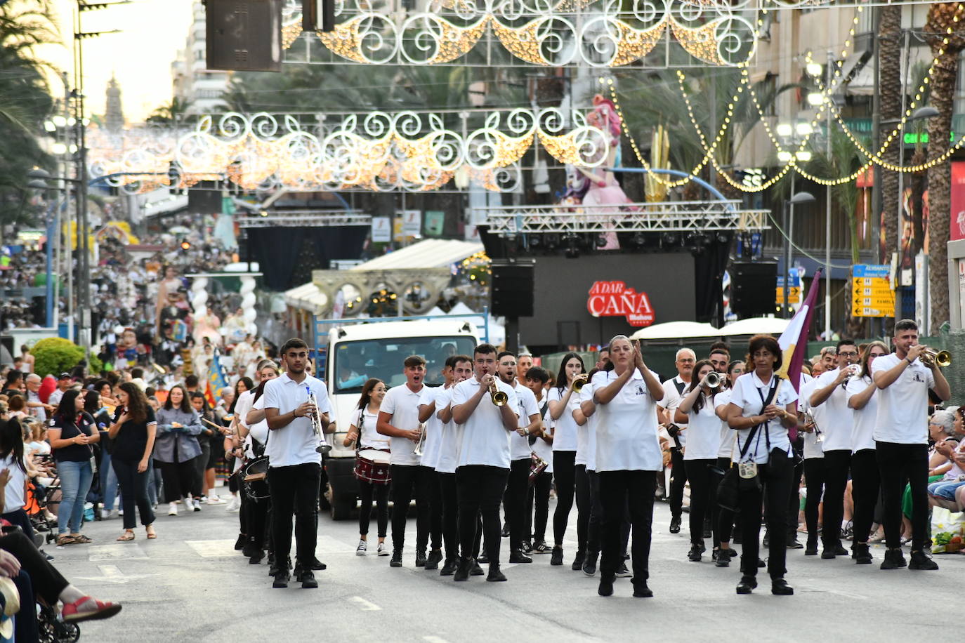 Música y arte del mundo en el Desfile Folclórico Internacional de Alicante