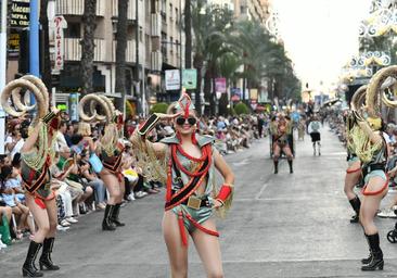 Música y arte del mundo en el Desfile Folclórico Internacional de Alicante