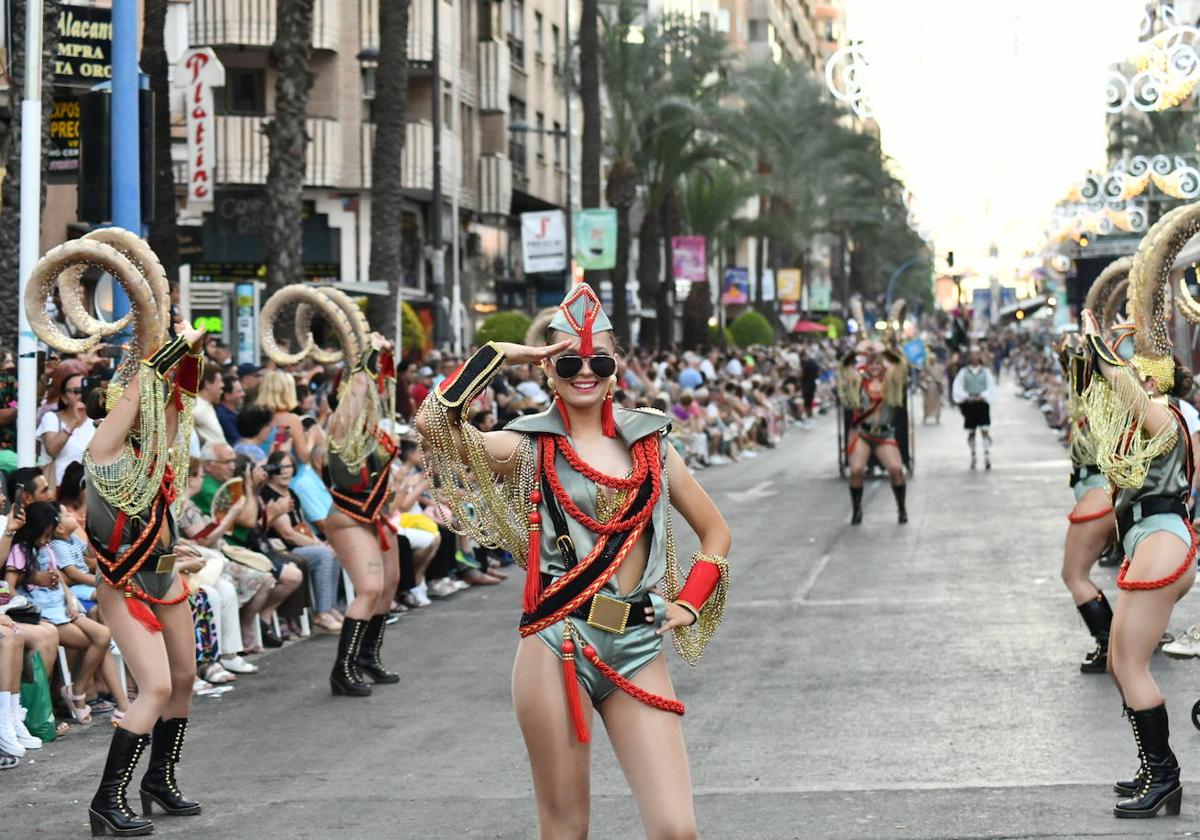 Música y arte del mundo en el Desfile Folclórico Internacional de Alicante