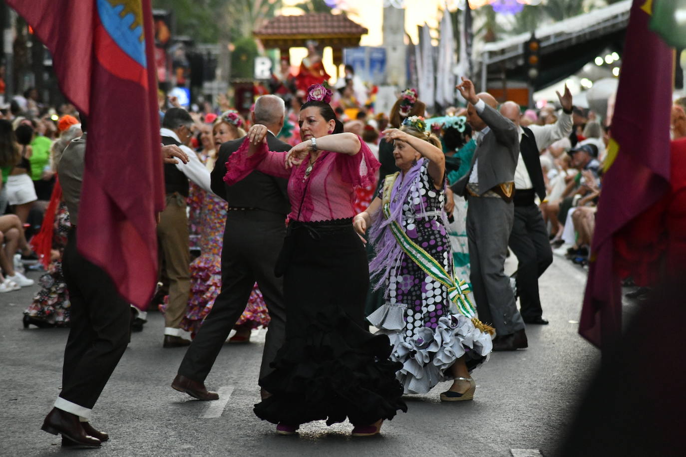 Música y arte del mundo en el Desfile Folclórico Internacional de Alicante