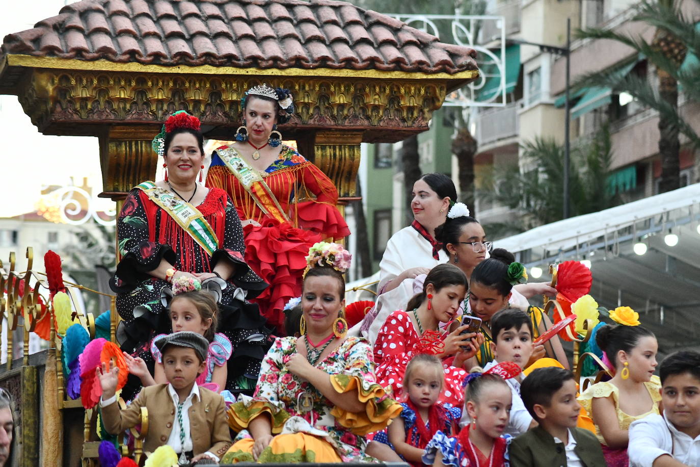 Música y arte del mundo en el Desfile Folclórico Internacional de Alicante