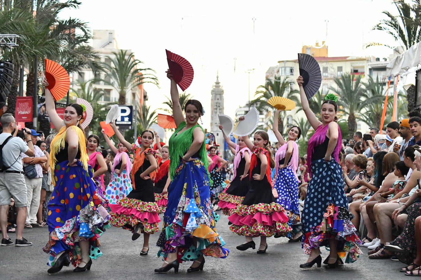 Música y arte del mundo en el Desfile Folclórico Internacional de Alicante