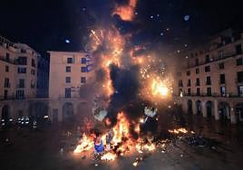 Cremà de una hoguera en la plaza del Ayuntamiento de Alicante.