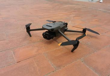 El vigilante aéreo de la Policía Nacional en la mascletà