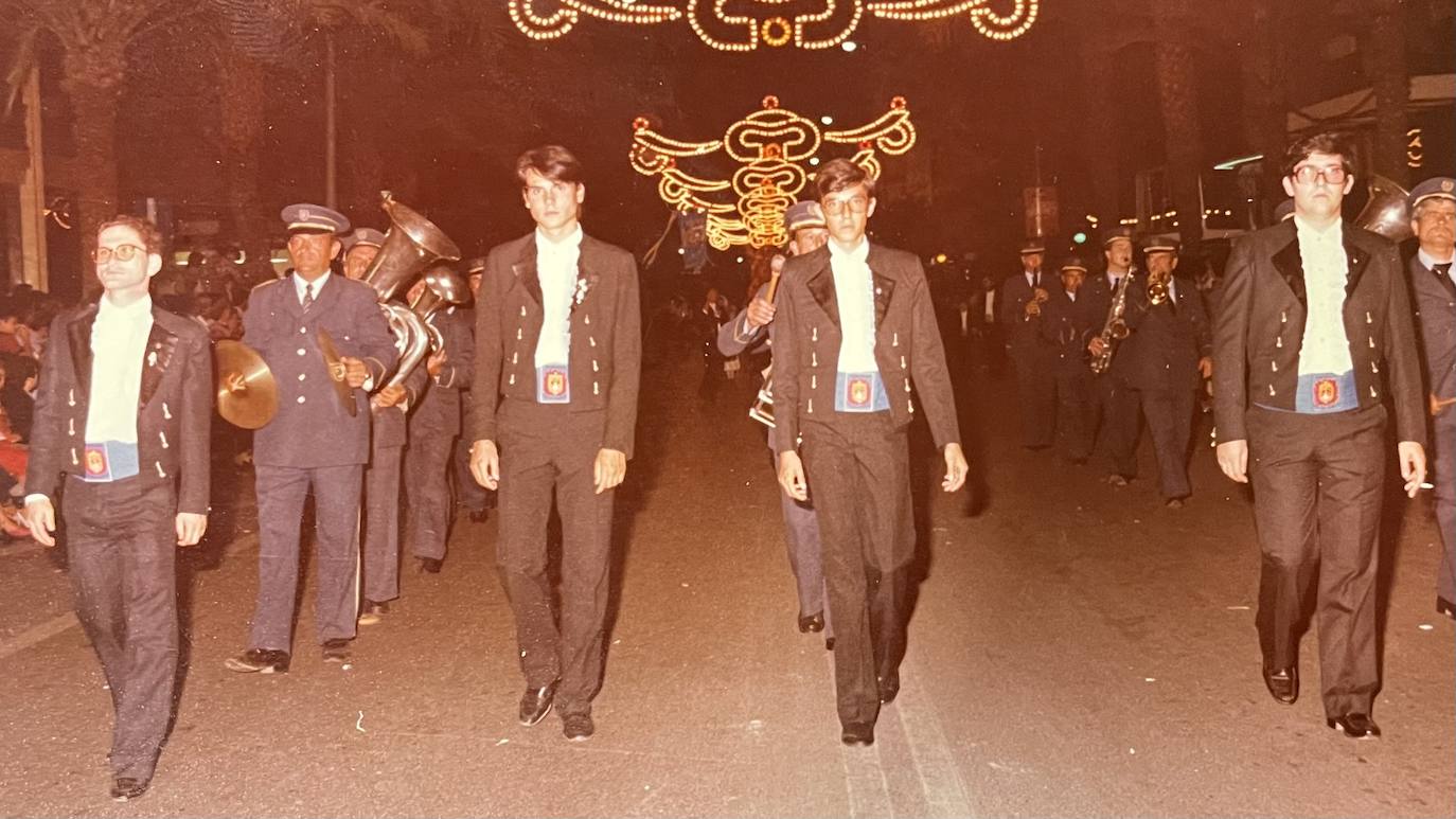 La hoguera infantil de Calvo Sotelo desfila en la entrada de bandas.