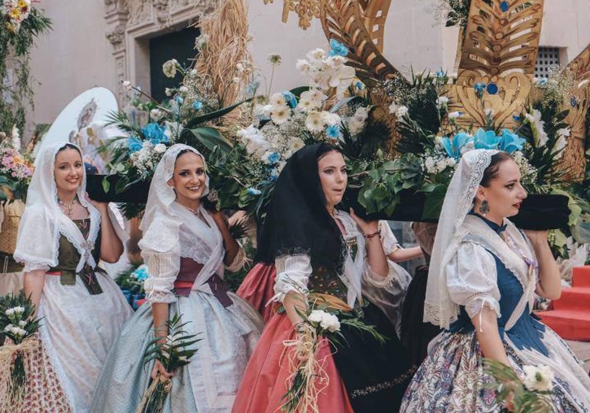 Una comisión porta su ofrenda de flores a la Virgen del Remedio.