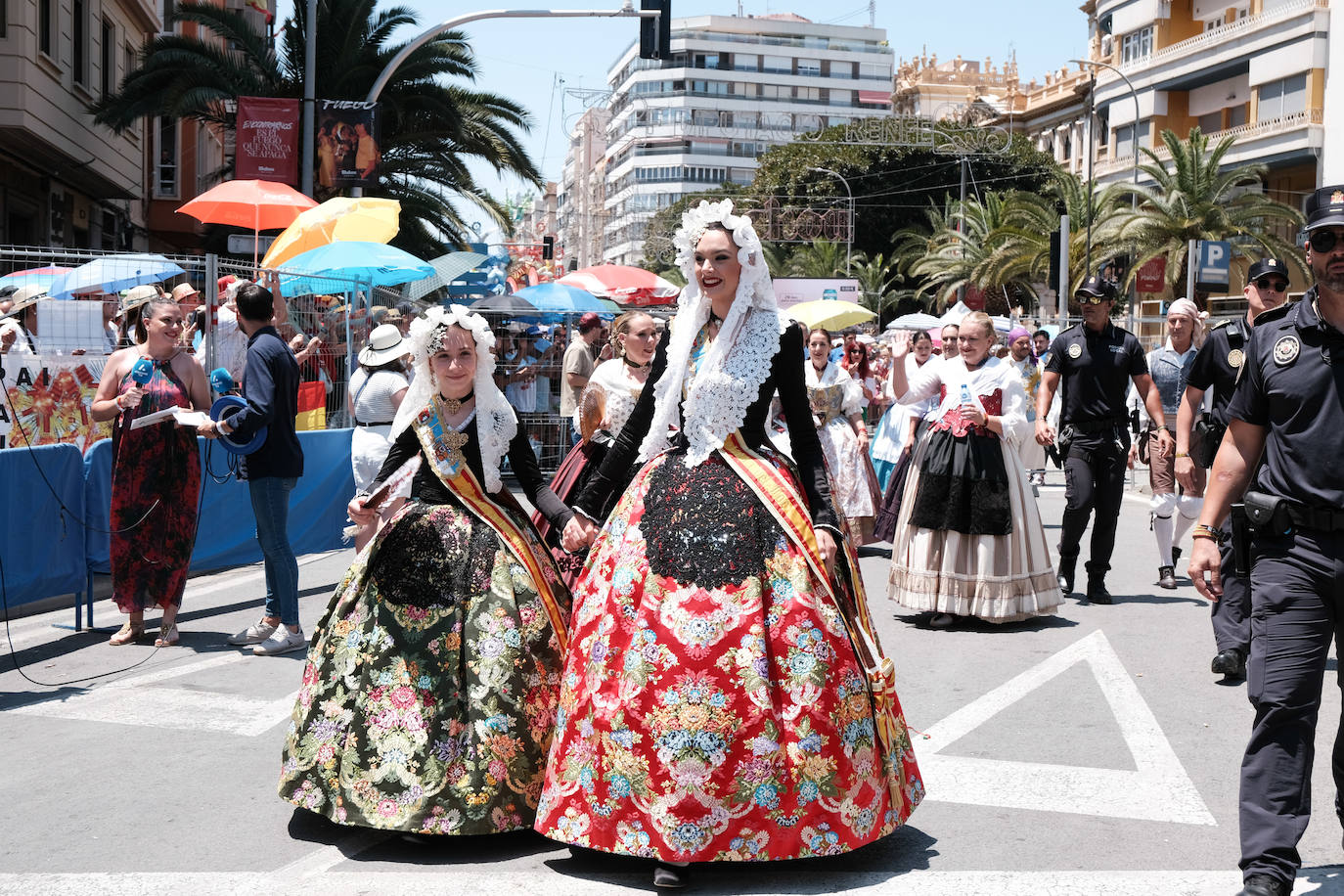 Calurosa y atronadora mascletà en Alicante en el día de la Cremà