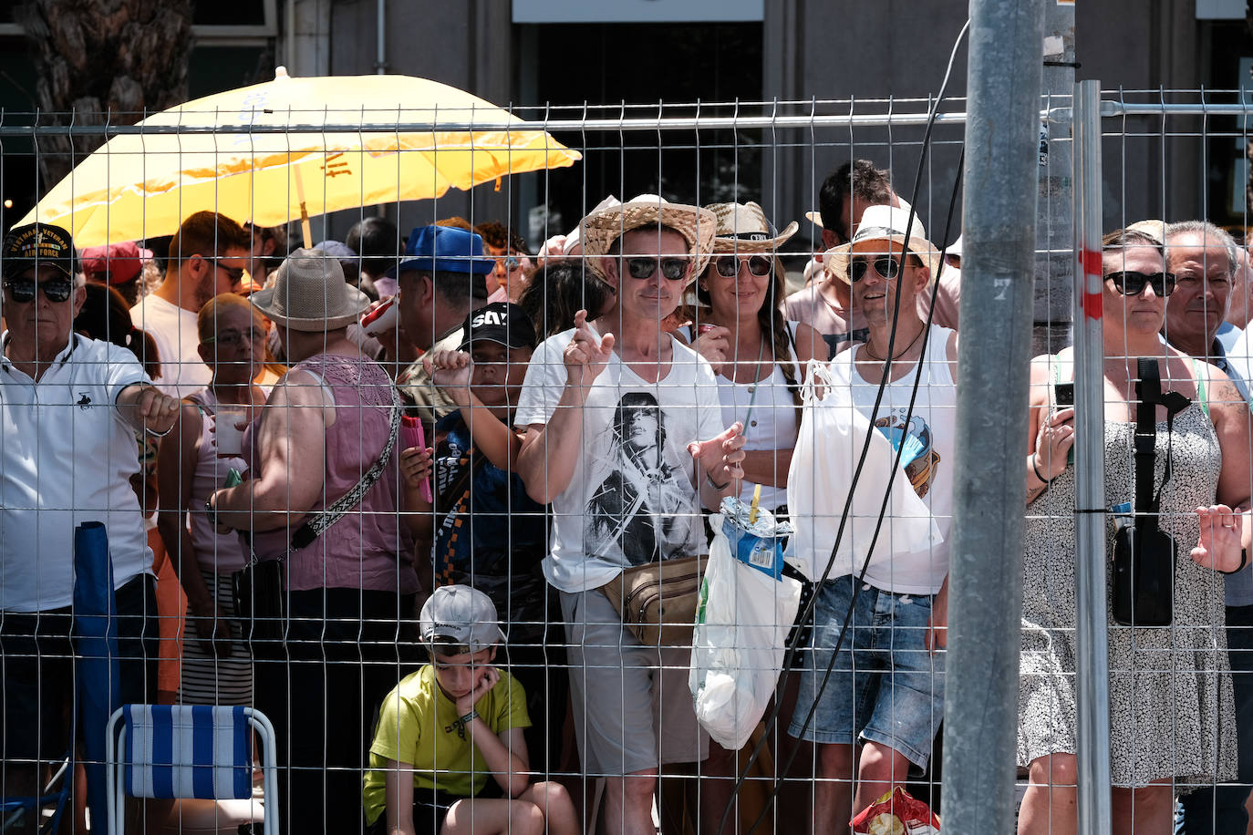 Calurosa y atronadora mascletà en Alicante en el día de la Cremà