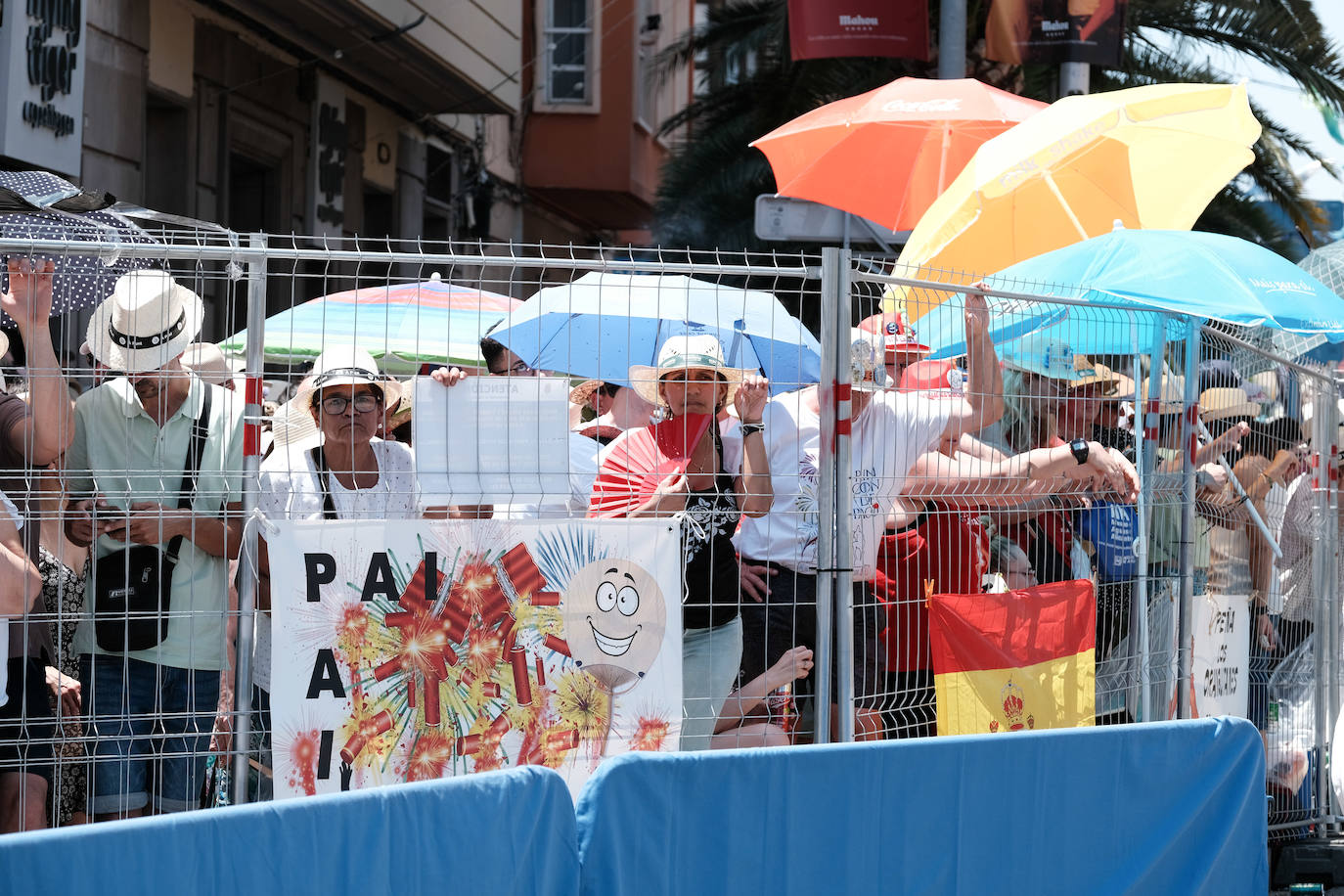 Calurosa y atronadora mascletà en Alicante en el día de la Cremà