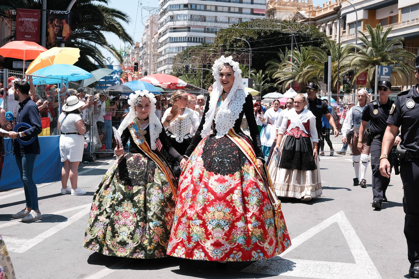 Calurosa y atronadora mascletà en Alicante en el día de la Cremà