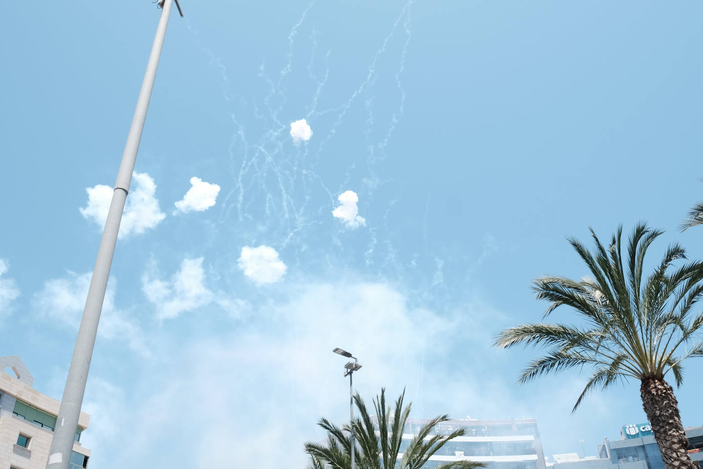 Calurosa y atronadora mascletà en Alicante en el día de la Cremà