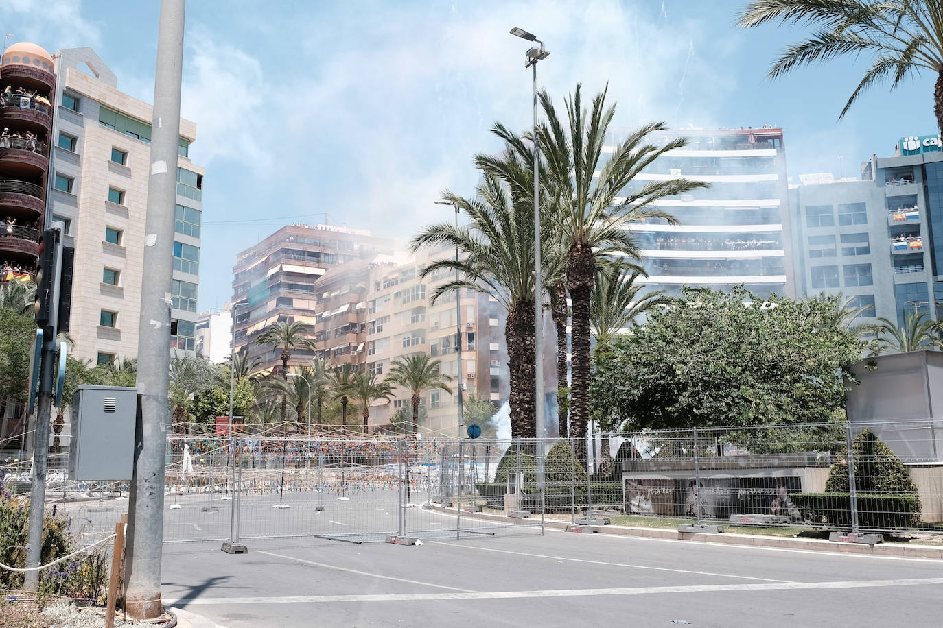 Calurosa y atronadora mascletà en Alicante en el día de la Cremà