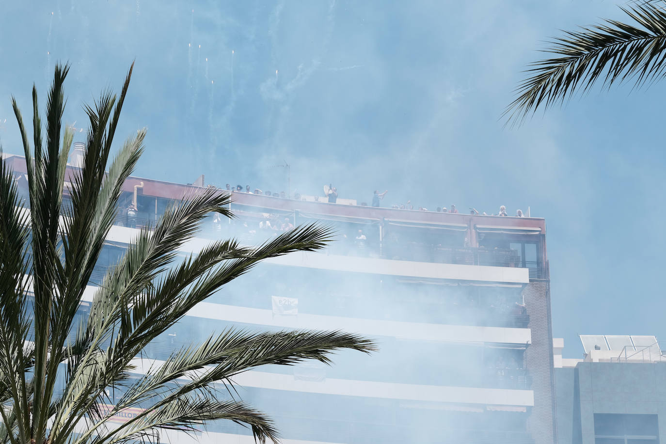 Calurosa y atronadora mascletà en Alicante en el día de la Cremà