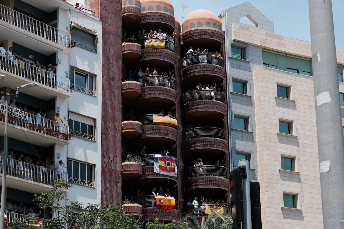 Calurosa y atronadora mascletà en Alicante en el día de la Cremà